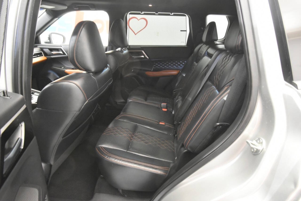 2022 Mitsubishi Outlander SEL AWD 4dr SUV, Silver, Mileage: 21,205 - photo 13