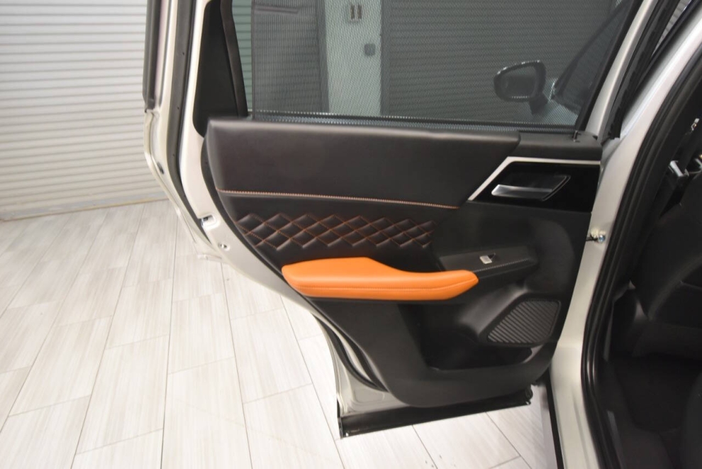 2022 Mitsubishi Outlander SEL AWD 4dr SUV, Silver, Mileage: 21,205 - photo 14