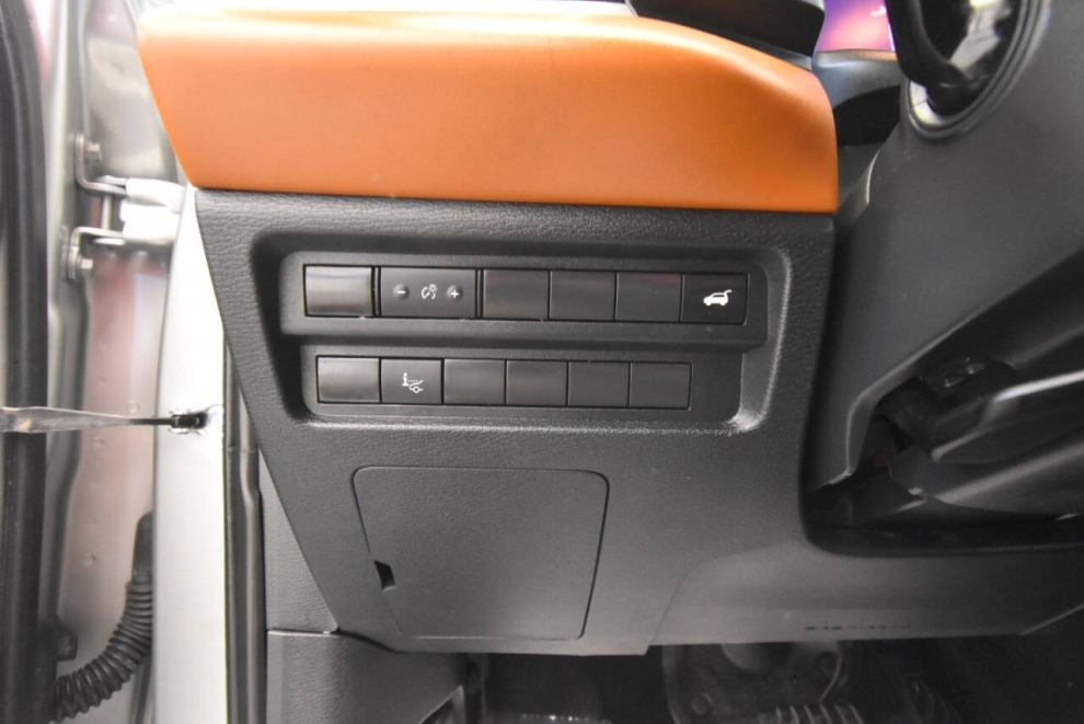 2022 Mitsubishi Outlander SEL AWD 4dr SUV, Silver, Mileage: 21,205 - photo 33