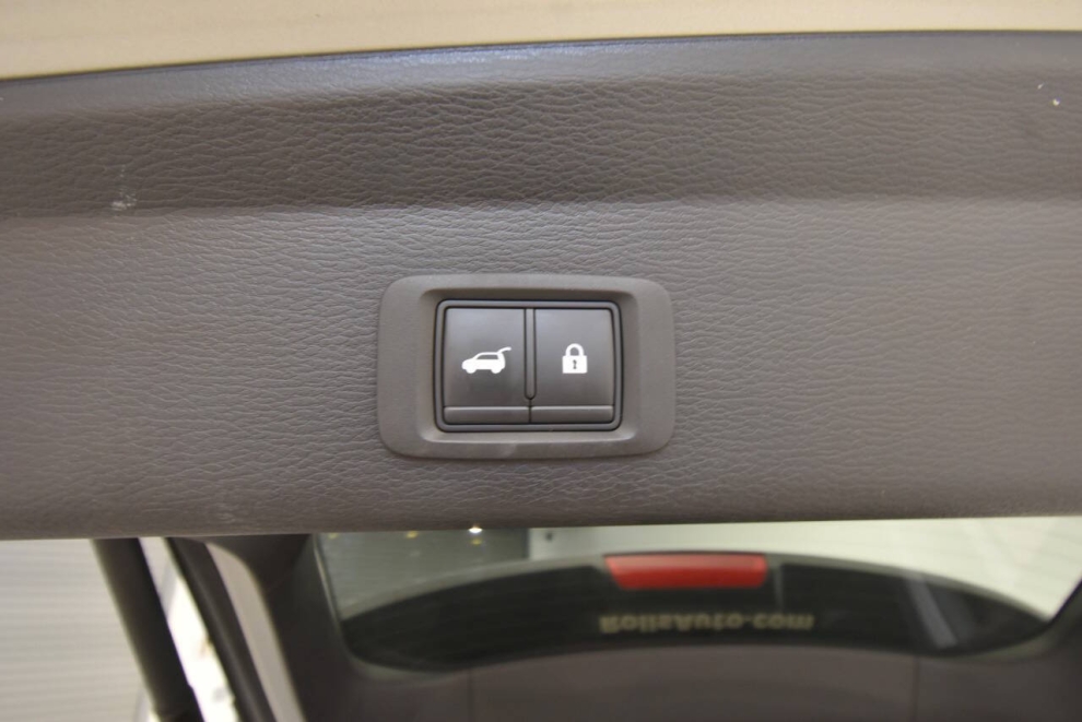 2022 Mitsubishi Outlander SEL AWD 4dr SUV, Silver, Mileage: 21,205 - photo 35