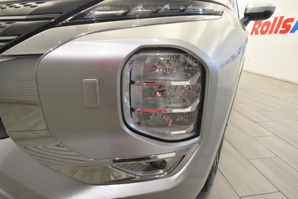 2022 Mitsubishi Outlander SEL AWD 4dr SUV, Silver, Mileage: 21,205 - photo 8