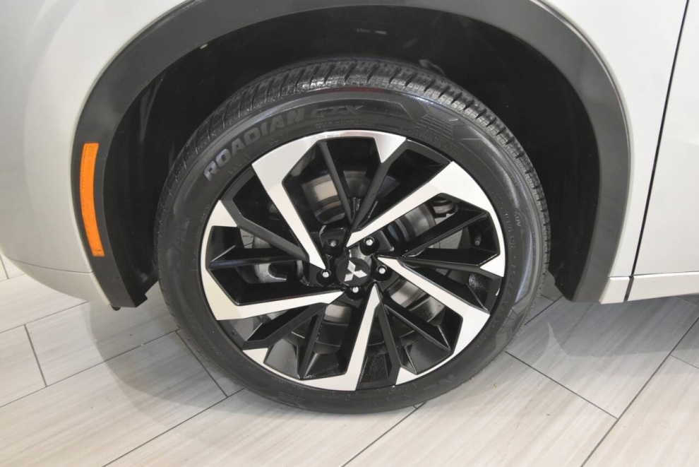 2022 Mitsubishi Outlander SEL AWD 4dr SUV, Silver, Mileage: 21,205 - photo 9