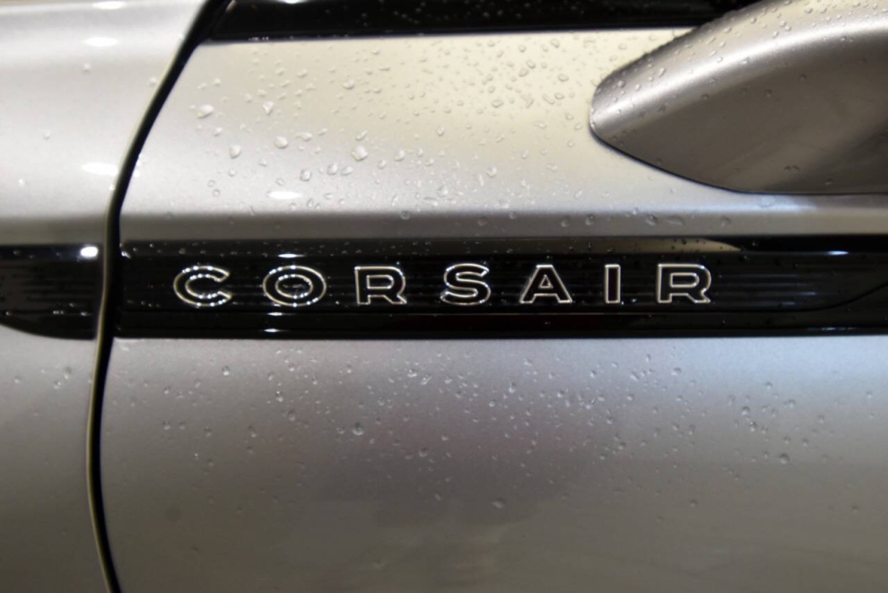 2023 Lincoln Corsair Standard AWD 4dr SUV, Plata, Mileage: 67,004 - photo 9