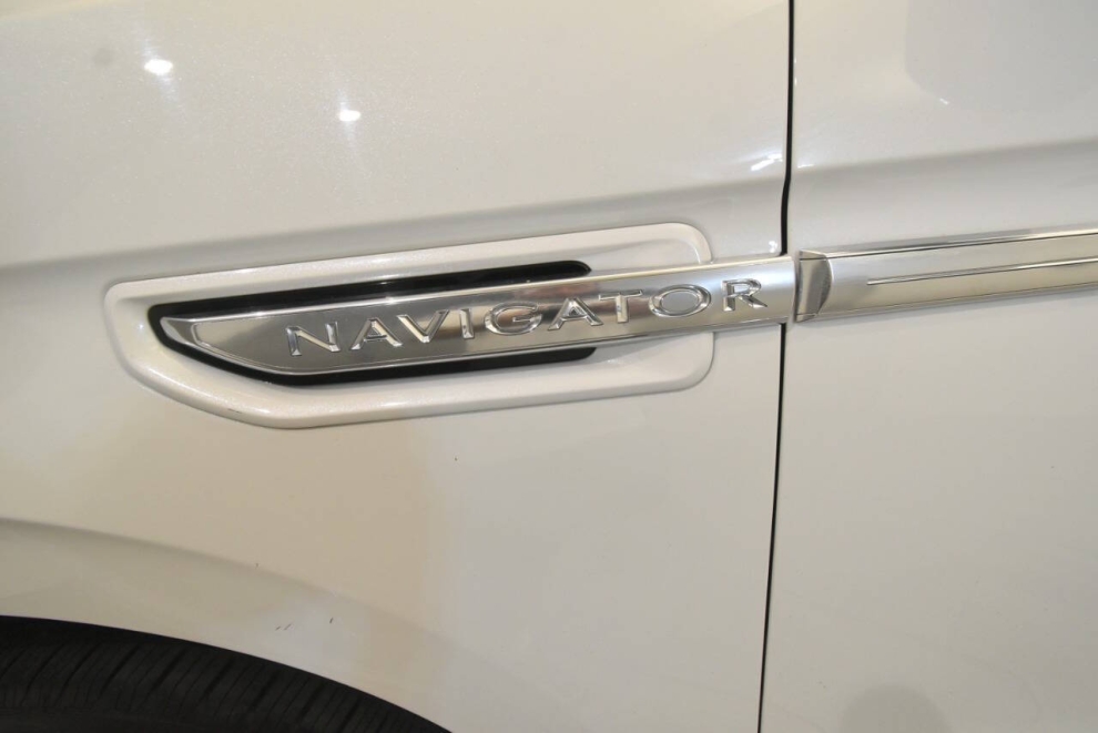 2020 Lincoln Navigator Reserve 4x4 4dr SUV, White, Mileage: 80,123 - photo 10