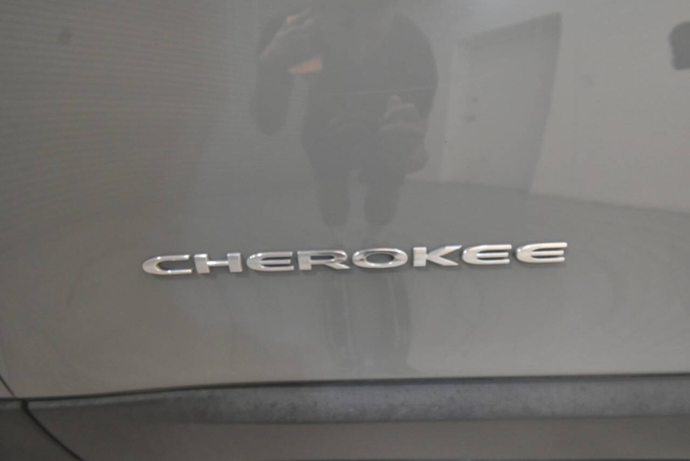 2019 Jeep Cherokee Limited 4x4 4dr SUV, Gray, Mileage: 75,085 - photo 10