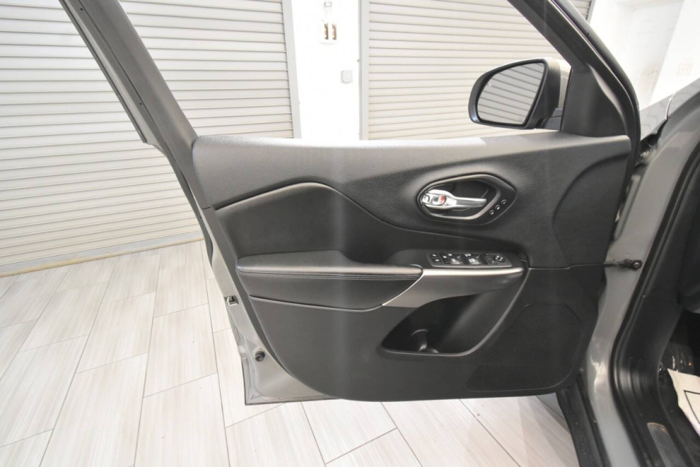 2019 Jeep Cherokee Limited 4x4 4dr SUV, Gray, Mileage: 75,085 - photo 13