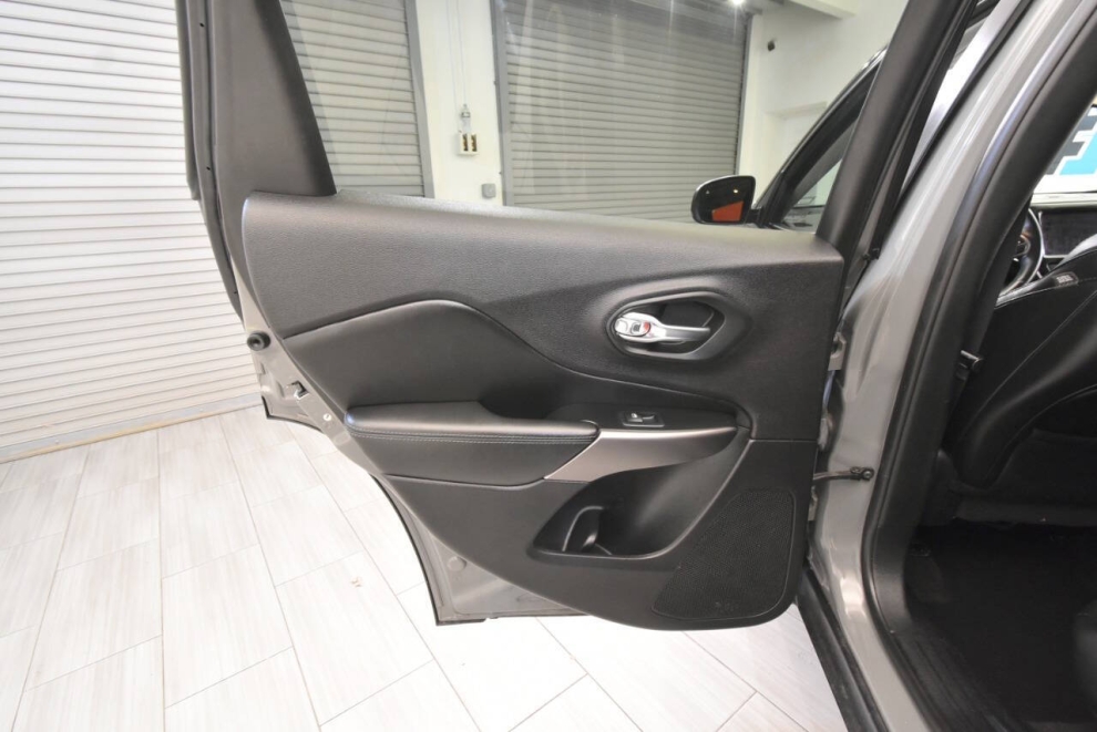 2019 Jeep Cherokee Limited 4x4 4dr SUV, Gray, Mileage: 75,085 - photo 15
