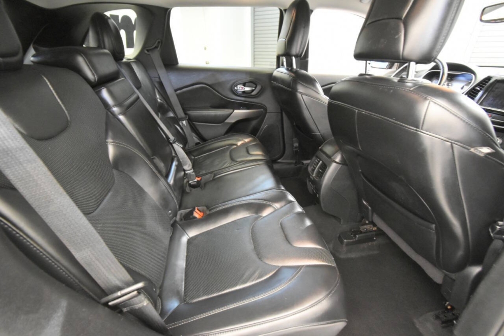 2019 Jeep Cherokee Limited 4x4 4dr SUV, Gray, Mileage: 75,085 - photo 18