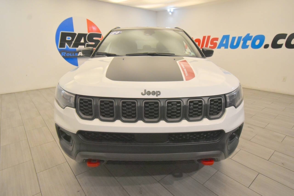 2024 Jeep Compass Trailhawk 4x4 4dr SUV, White, Mileage: 46,943 - photo 7