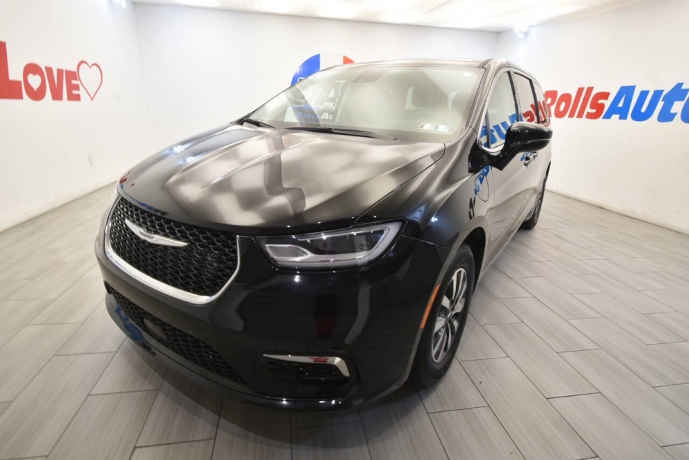 2024 Chrysler Pacifica Plug-In Hybrid Select 4dr Mini Van, Negro, Mileage: 58,115 