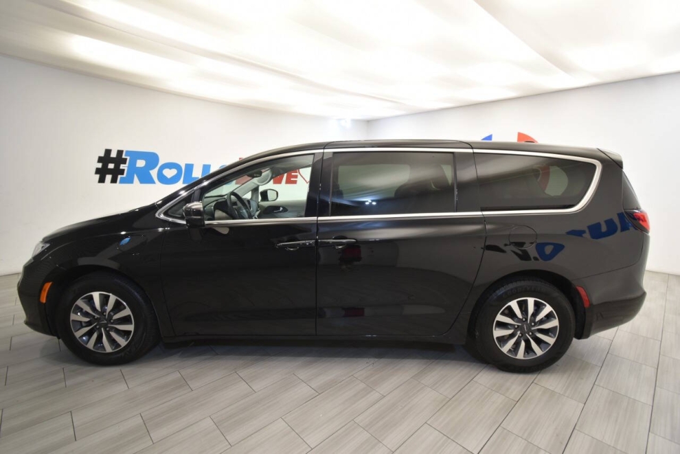 2024 Chrysler Pacifica Plug-In Hybrid Select 4dr Mini Van, Negro, Mileage: 58,115 - photo 1
