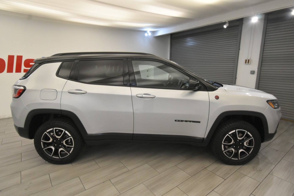 2024 Jeep Compass Trailhawk 4x4 4dr SUV, Silver, Mileage: 47,671 - photo 5