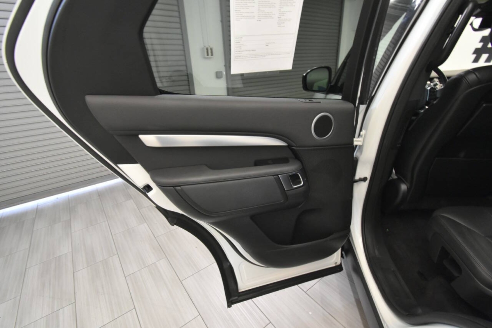 2020 Land Rover Discovery Landmark Edition AWD 4dr SUV, White, Mileage: 76,590 - photo 15