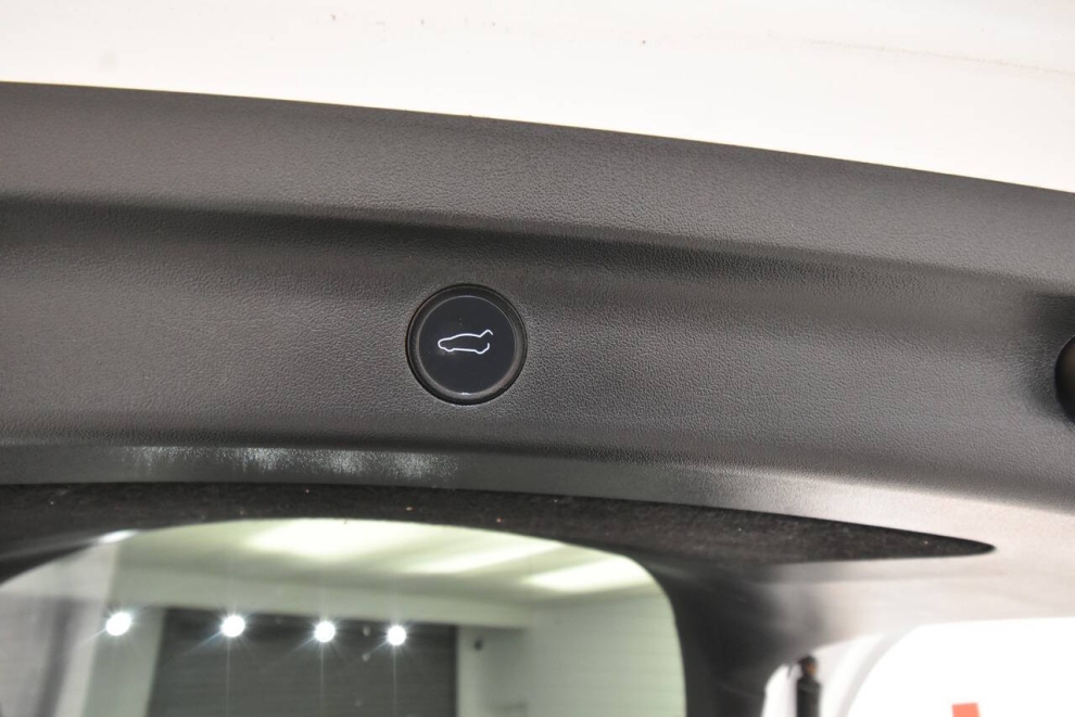 2022 Tesla Model Y Long Range AWD 4dr Crossover, White, Mileage: 70,101 - photo 32