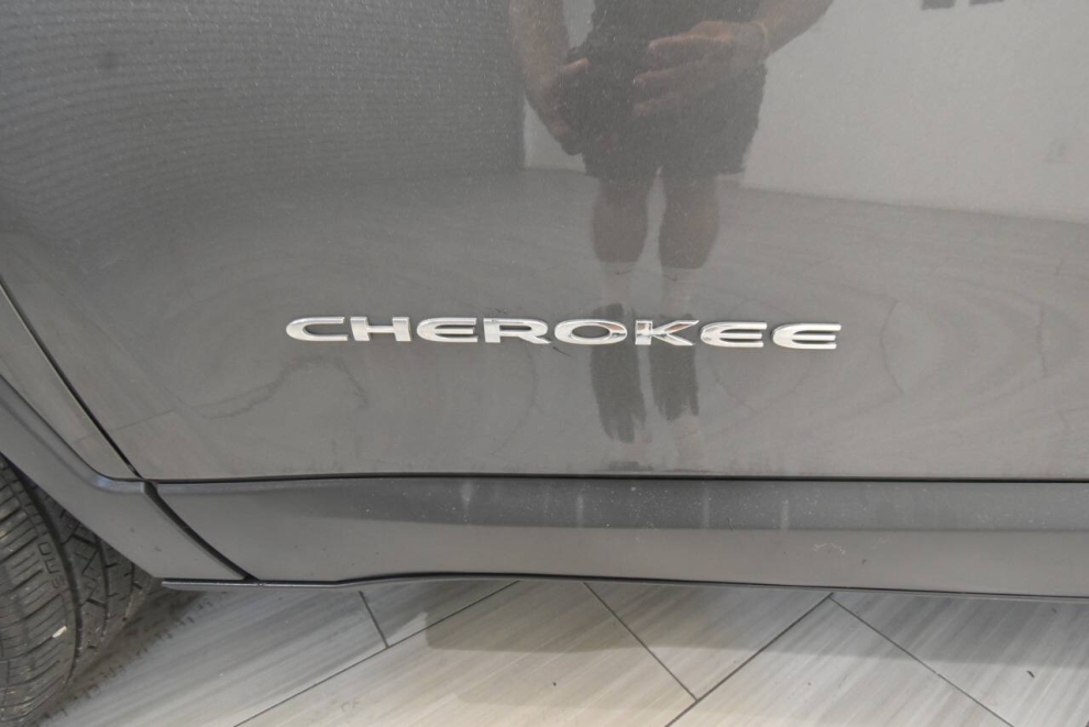 2019 Jeep Cherokee Limited 4x4 4dr SUV, Gray, Mileage: 89,836 - photo 10