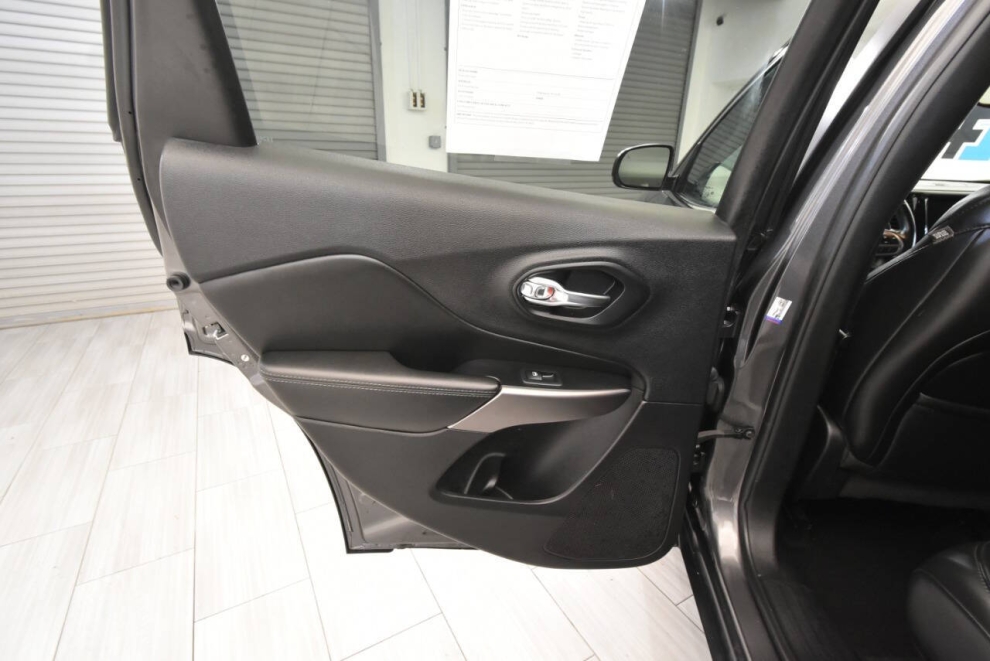 2019 Jeep Cherokee Limited 4x4 4dr SUV, Gray, Mileage: 89,836 - photo 15