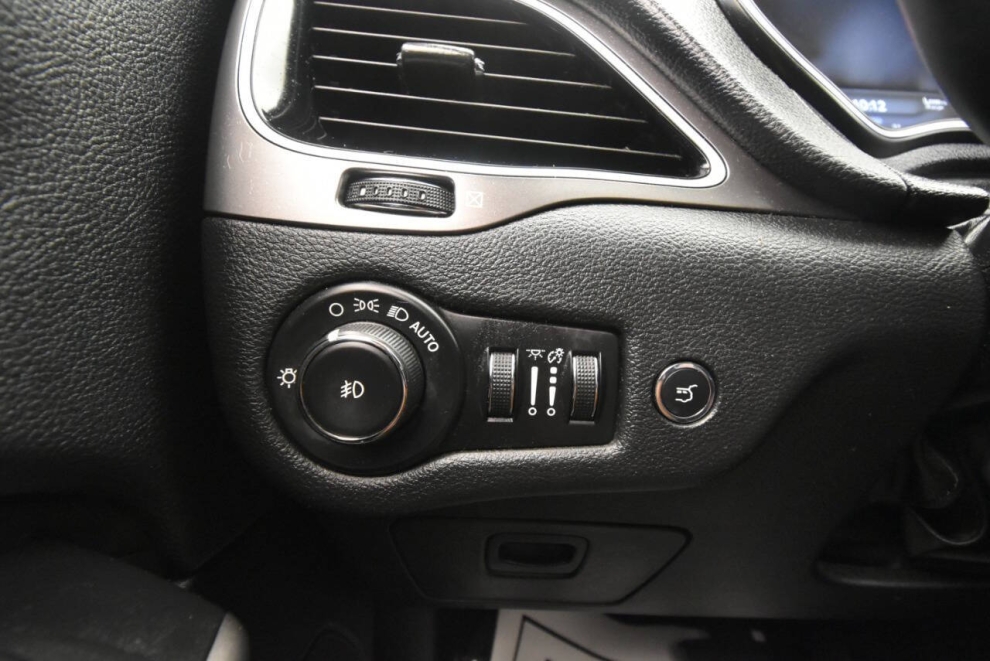 2019 Jeep Cherokee Limited 4x4 4dr SUV, Gray, Mileage: 89,836 - photo 31