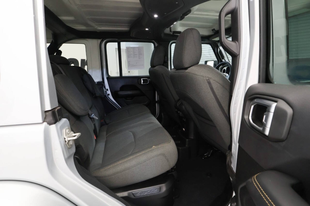 2024 Jeep Wrangler Sahara 4xe 4x4 4dr SUV, Plata, Mileage: 33,849 - photo 20