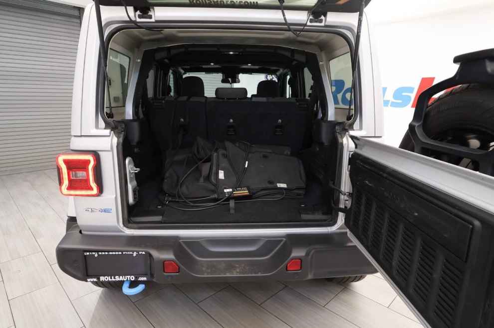 2024 Jeep Wrangler Sahara 4xe 4x4 4dr SUV, Plata, Mileage: 33,849 - photo 37