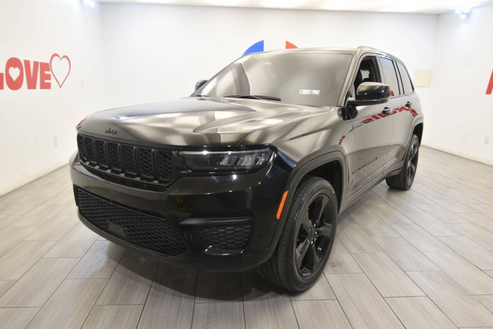 2023 Jeep Grand Cherokee Altitude 4x4 4dr SUV, Black, Mileage: 61,637 