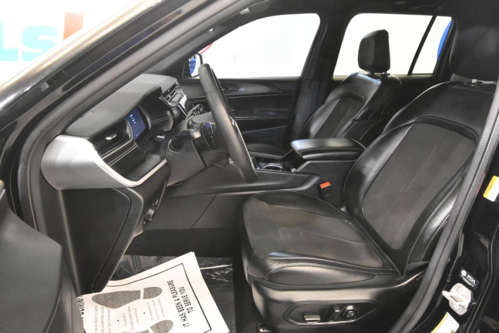 2023 Jeep Grand Cherokee Altitude 4x4 4dr SUV, Black, Mileage: 61,637 - photo 11