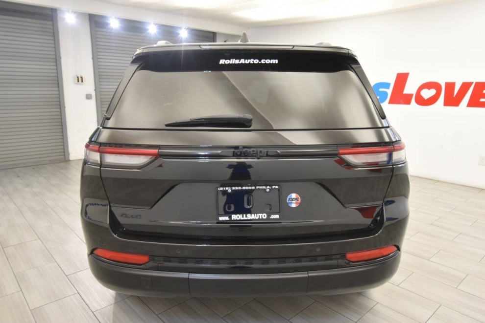 2023 Jeep Grand Cherokee Altitude 4x4 4dr SUV, Black, Mileage: 61,637 - photo 3