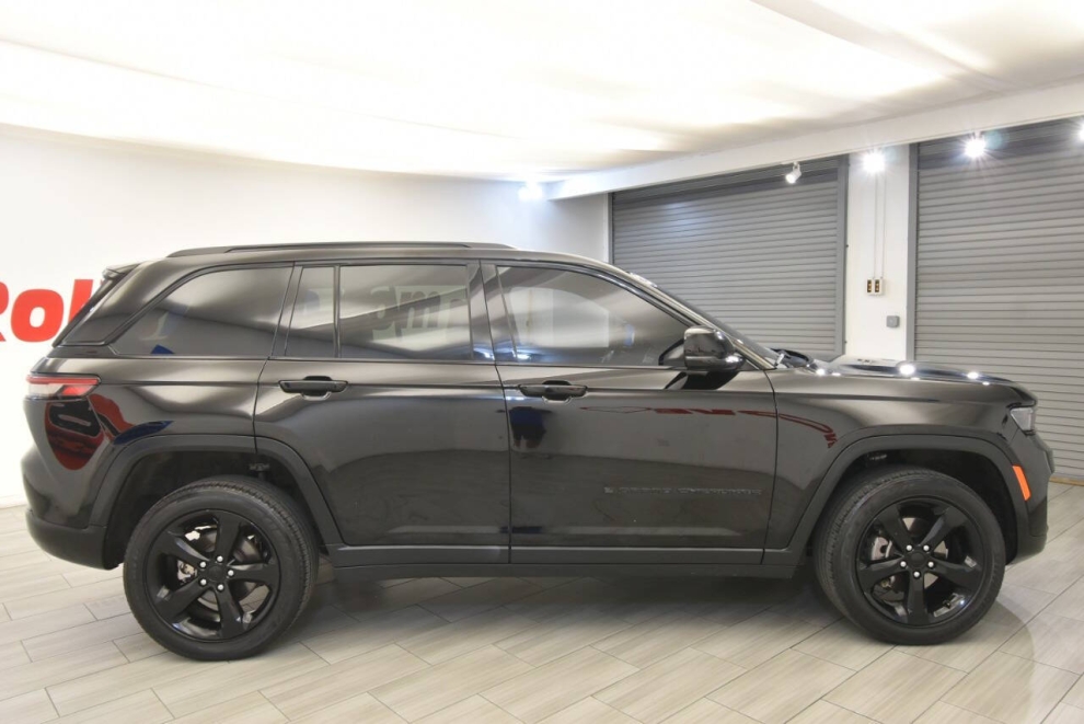 2023 Jeep Grand Cherokee Altitude 4x4 4dr SUV, Black, Mileage: 61,637 - photo 5
