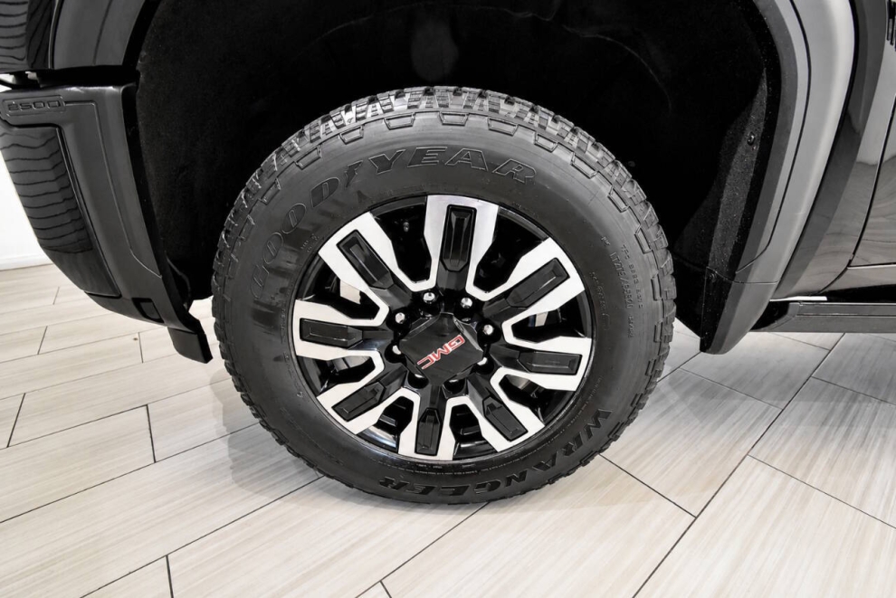 2024 GMC Sierra 2500HD Denali Ultimate 4x4 4dr Crew Cab SB, Black, Mileage: 51,599 - photo 9