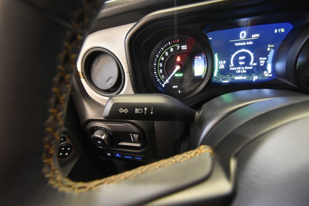 2024 Jeep Wrangler Willys 4xe 4x4 4dr SUV, Gris, Mileage: 28,048 - photo 34