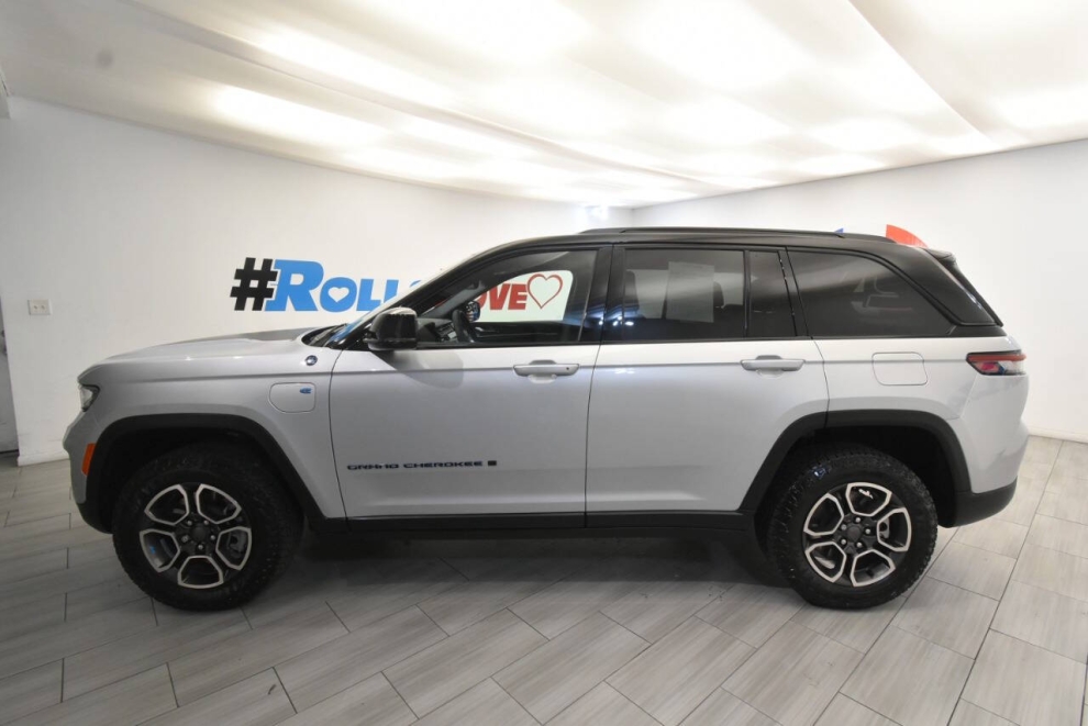 2023 Jeep Grand Cherokee Trailhawk 4xe 4x4 4dr SUV, Silver, Mileage: 28,362 - photo 1