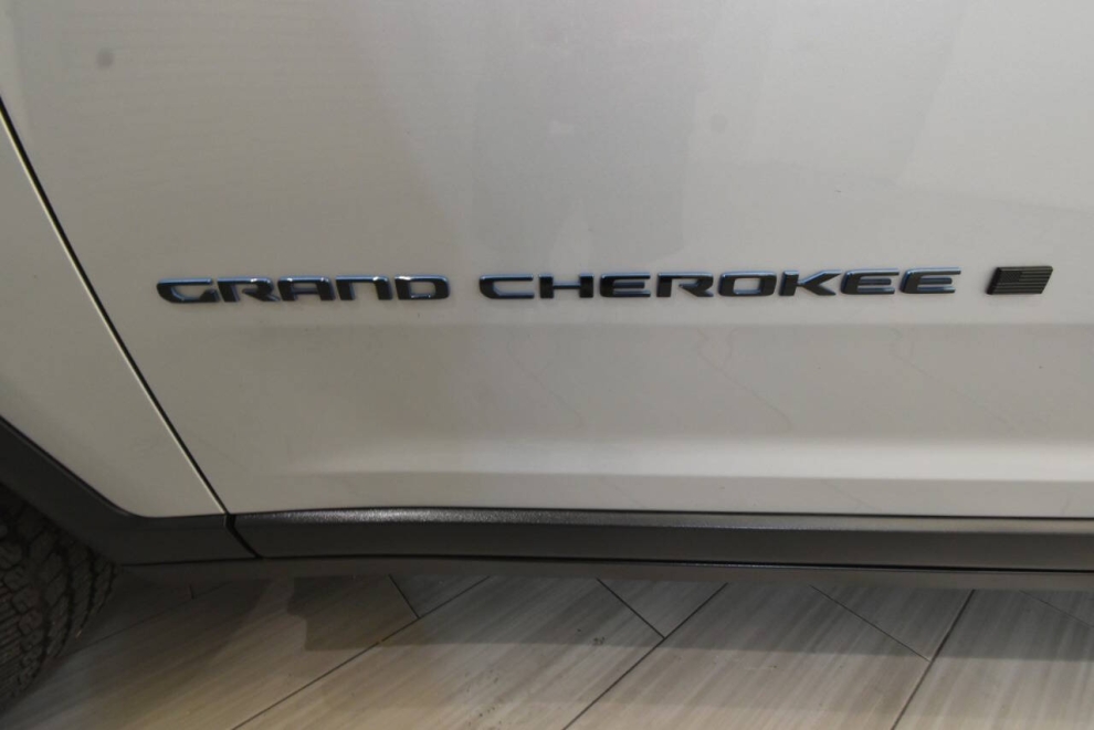 2023 Jeep Grand Cherokee Trailhawk 4xe 4x4 4dr SUV, Silver, Mileage: 28,362 - photo 12