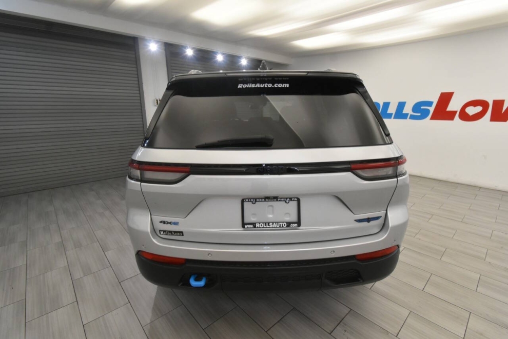2023 Jeep Grand Cherokee Trailhawk 4xe 4x4 4dr SUV, Silver, Mileage: 28,362 - photo 3