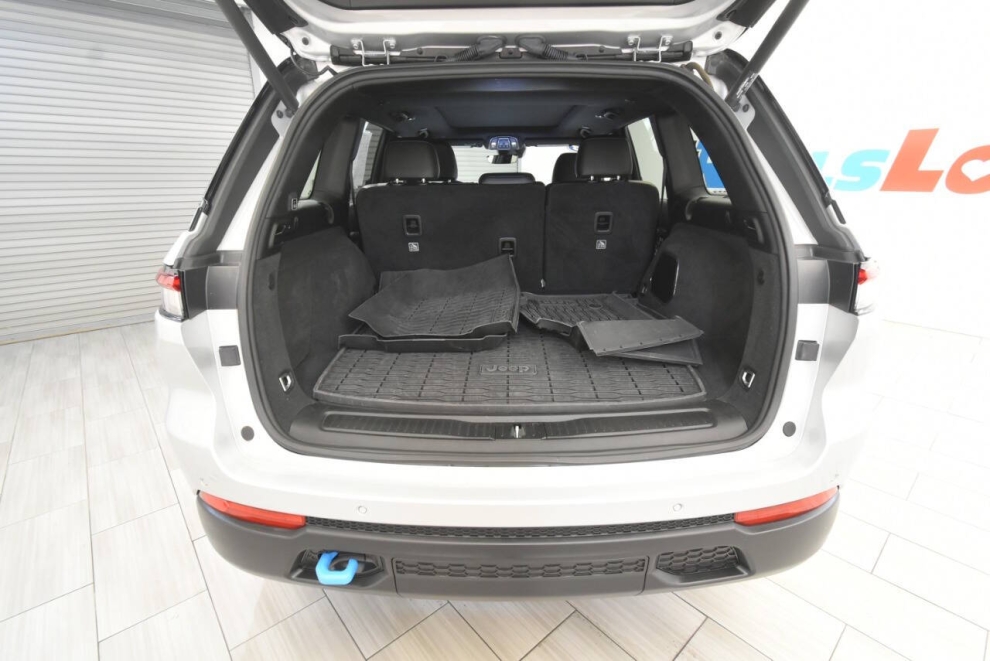 2023 Jeep Grand Cherokee Trailhawk 4xe 4x4 4dr SUV, Silver, Mileage: 28,362 - photo 36