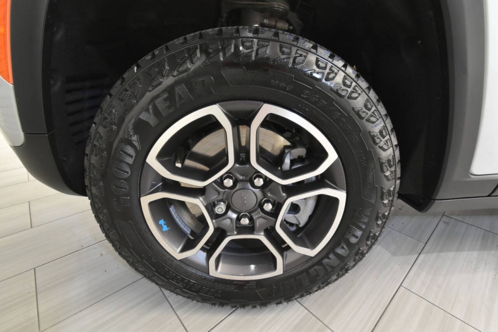 2023 Jeep Grand Cherokee Trailhawk 4xe 4x4 4dr SUV, Silver, Mileage: 28,362 - photo 9