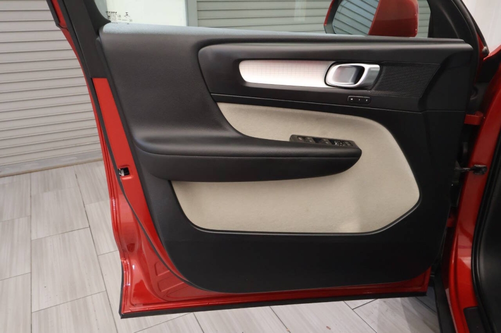 2019 Volvo XC40 T4 Momentum 4dr SUV, Rojo, Mileage: 87,734 - photo 12