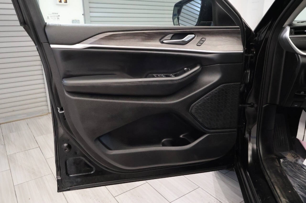 2023 Jeep Grand Cherokee L Limited 4x4 4dr SUV, Black, Mileage: 39,867 - photo 12