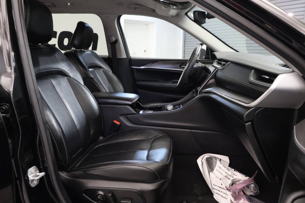 2023 Jeep Grand Cherokee L Limited 4x4 4dr SUV, Black, Mileage: 39,867 - photo 17