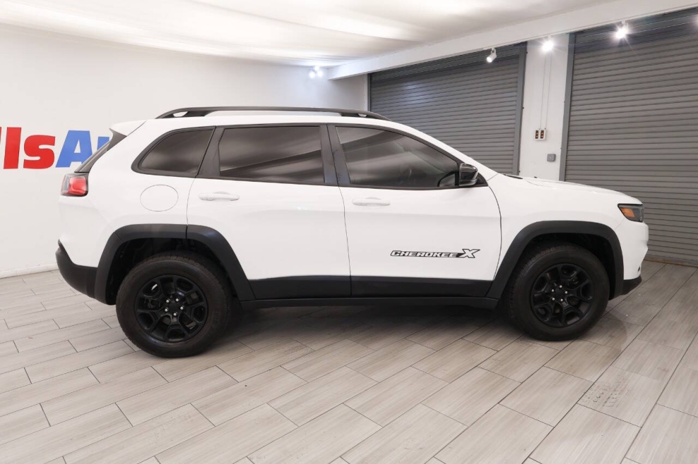 2022 Jeep Cherokee X 4x4 4dr SUV, White, Mileage: 50,735 - photo 5