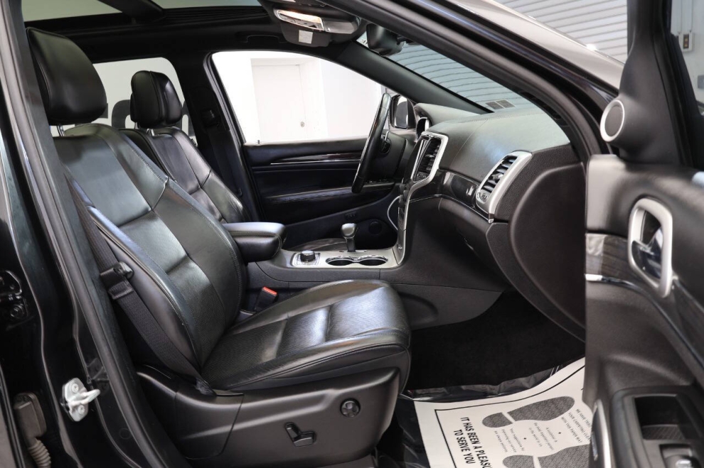 2015 Jeep Grand Cherokee Overland 4x4 4dr SUV, Black, Mileage: 112,203 - photo 16