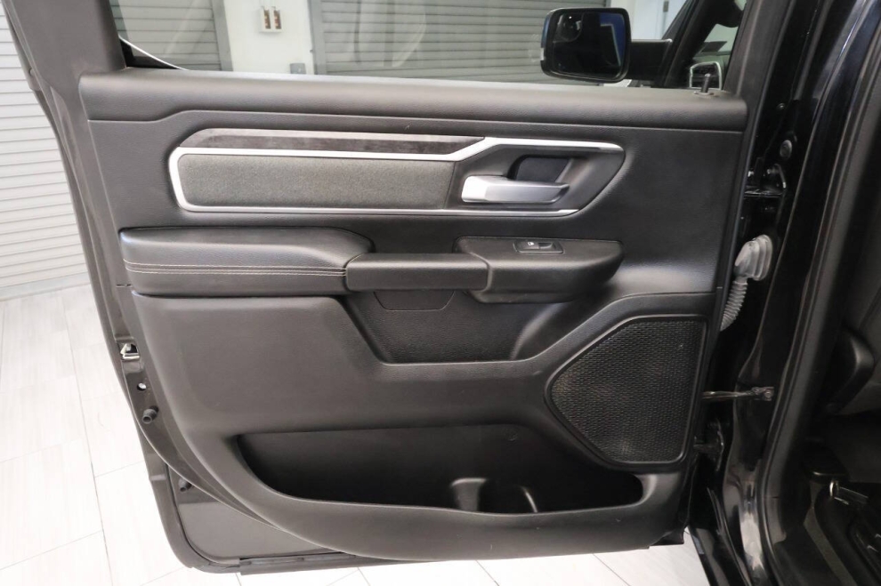 2022 RAM 1500 Big Horn 4x4 4dr Crew Cab 5.6 ft. SB Pickup, Black, Mileage: 48,184 - photo 14