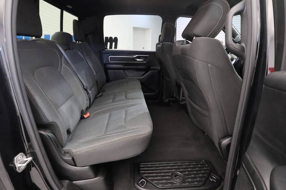 2022 RAM 1500 Big Horn 4x4 4dr Crew Cab 5.6 ft. SB Pickup, Black, Mileage: 48,184 - photo 17