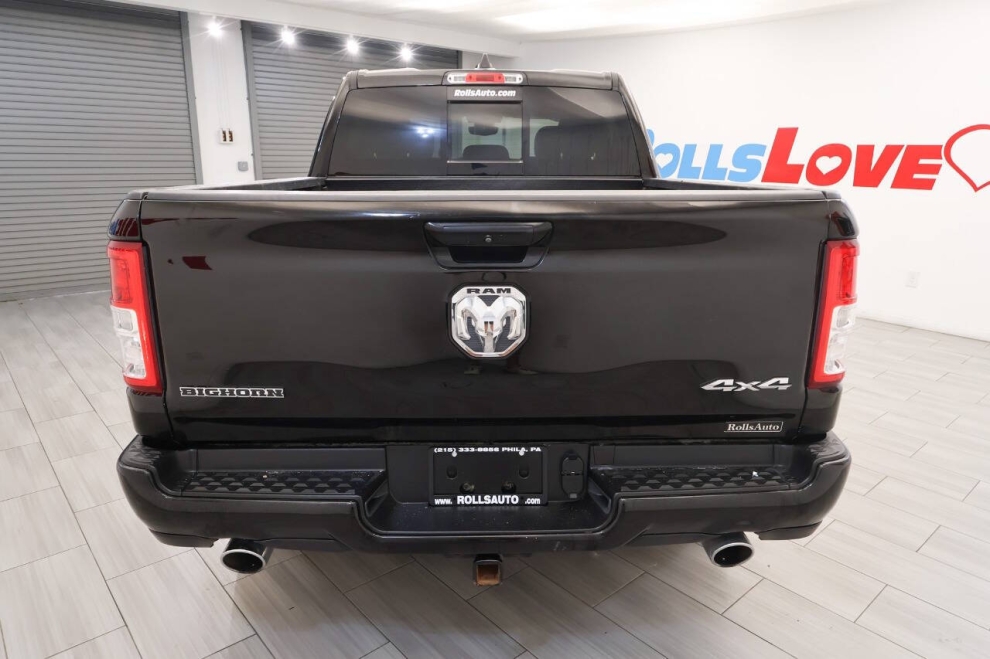 2022 RAM 1500 Big Horn 4x4 4dr Crew Cab 5.6 ft. SB Pickup, Black, Mileage: 48,184 - photo 3