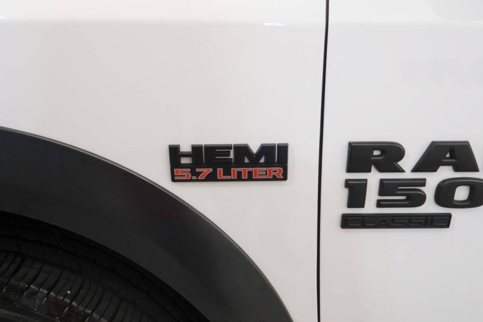 2020 RAM 1500 Classic SLT 4x4 4dr Crew Cab 5.5 ft. SB Pickup, White, Mileage: 75,860 - photo 10