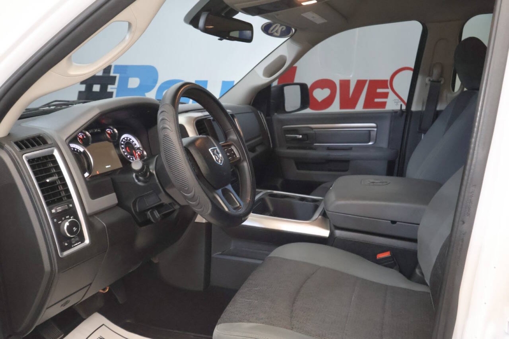 2020 RAM 1500 Classic SLT 4x4 4dr Crew Cab 5.5 ft. SB Pickup, White, Mileage: 75,860 - photo 13