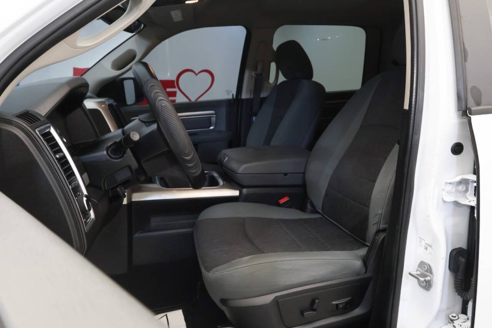 2020 RAM 1500 Classic SLT 4x4 4dr Crew Cab 5.5 ft. SB Pickup, White, Mileage: 75,860 - photo 14