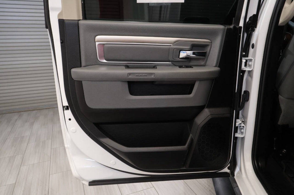 2020 RAM 1500 Classic SLT 4x4 4dr Crew Cab 5.5 ft. SB Pickup, White, Mileage: 75,860 - photo 17
