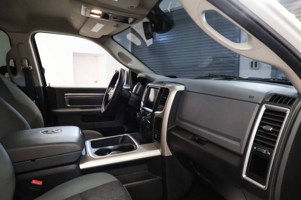 2020 RAM 1500 Classic SLT 4x4 4dr Crew Cab 5.5 ft. SB Pickup, White, Mileage: 75,860 - photo 18