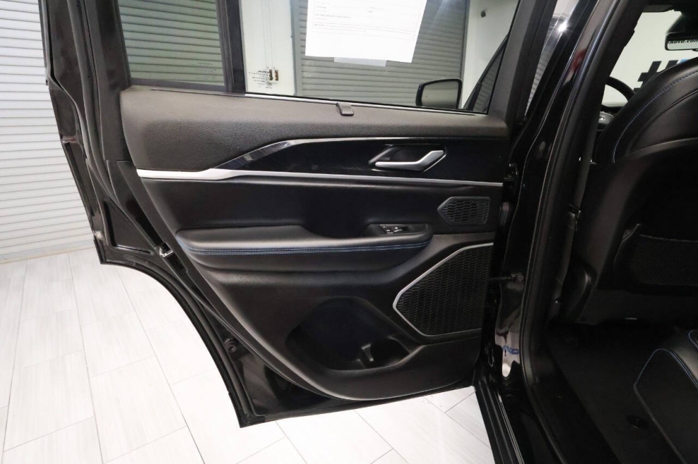 2023 Jeep Grand Cherokee Trailhawk 4xe 4x4 4dr SUV, Black, Mileage: 58,988 - photo 17