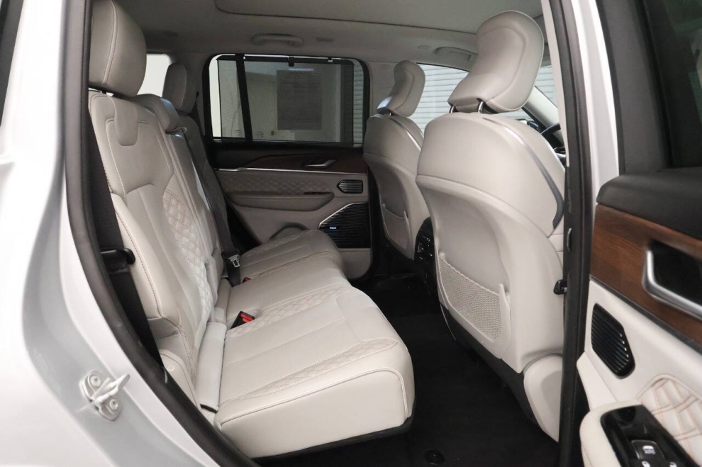 2022 Jeep Grand Cherokee Summit 4xe 4x4 4dr SUV, Silver, Mileage: 22,089 - photo 21
