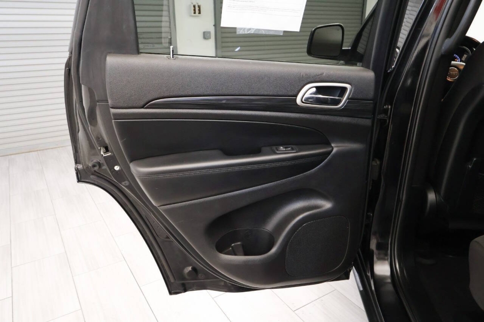 2020 Jeep Grand Cherokee Laredo E 4x4 4dr SUV, Black, Mileage: 105,074 - photo 14